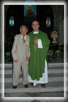 Ramoncito junto a su prroco, padre Jos MIguel Gonzlez.